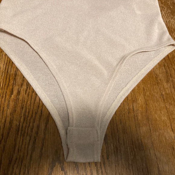 👚(bundle 4 items w/👚for $16) NWT beige bodysuit - Picture 5 of 7